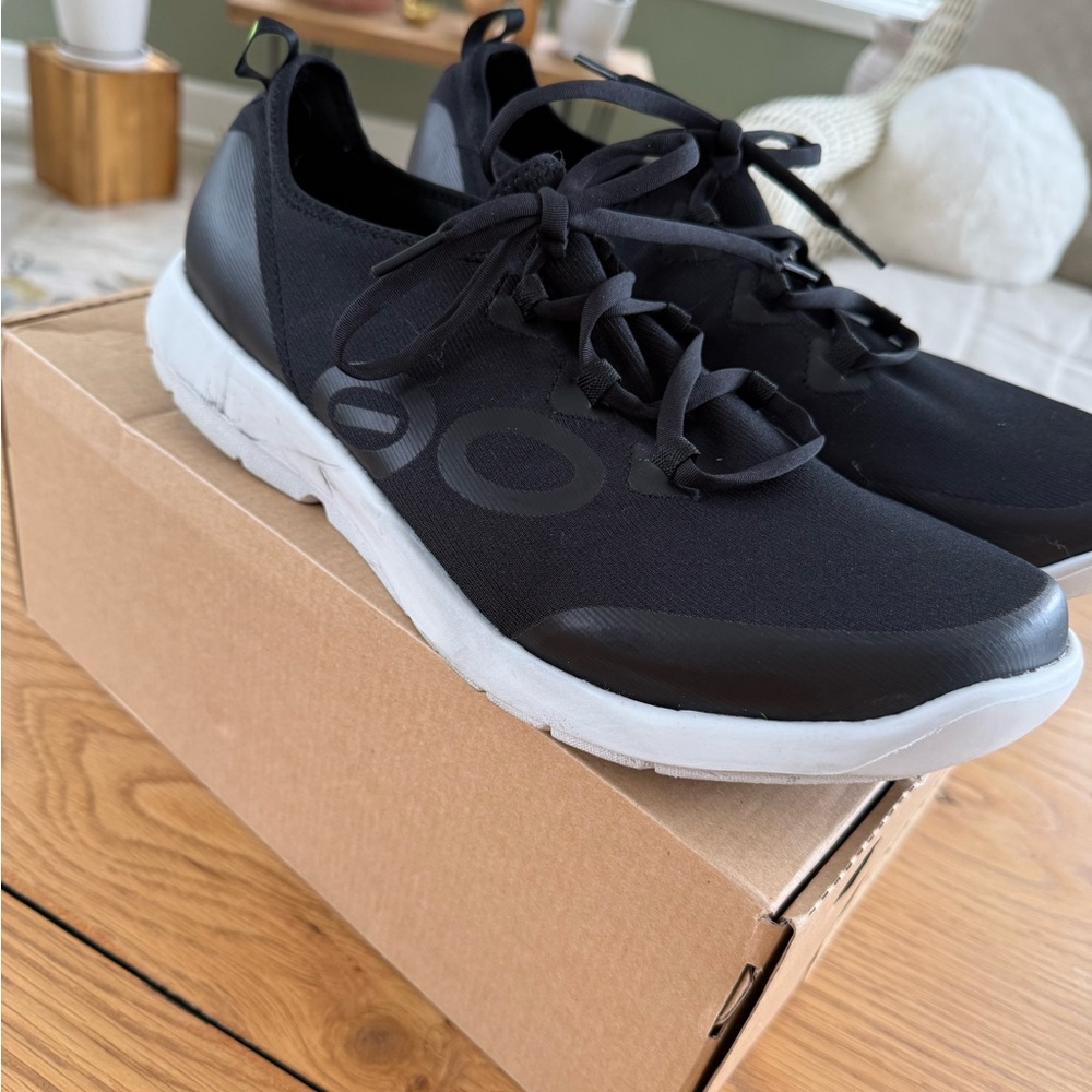 OOFOS Men's Black and White Athletic Shoes